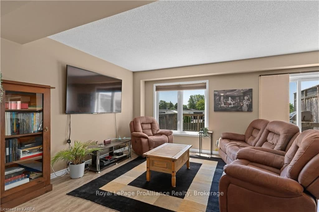 1548 CRIMSON Crescent photo 9