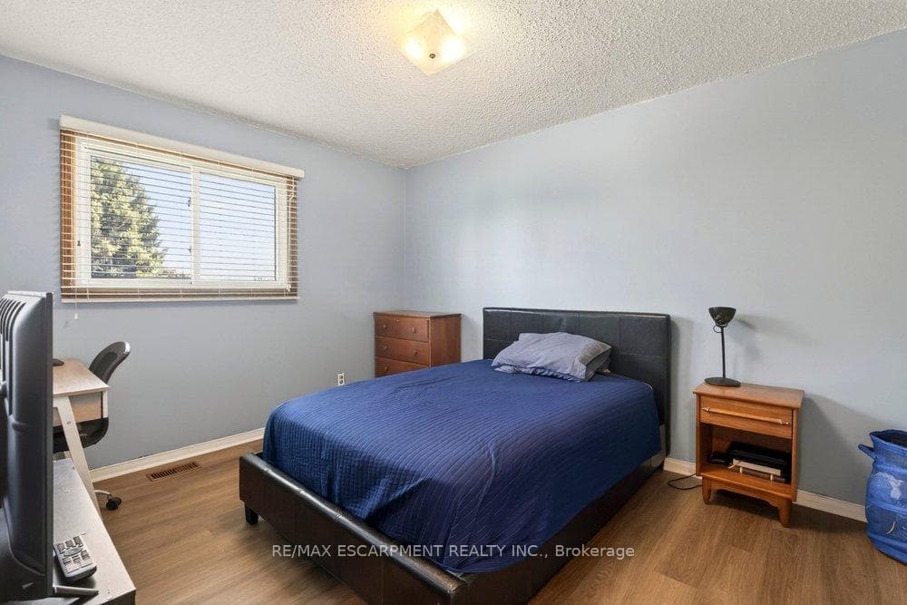 72 Gurnett Drive photo 17