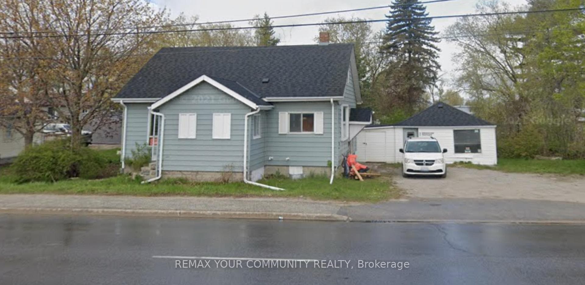 260 The Queensway Road photo 1