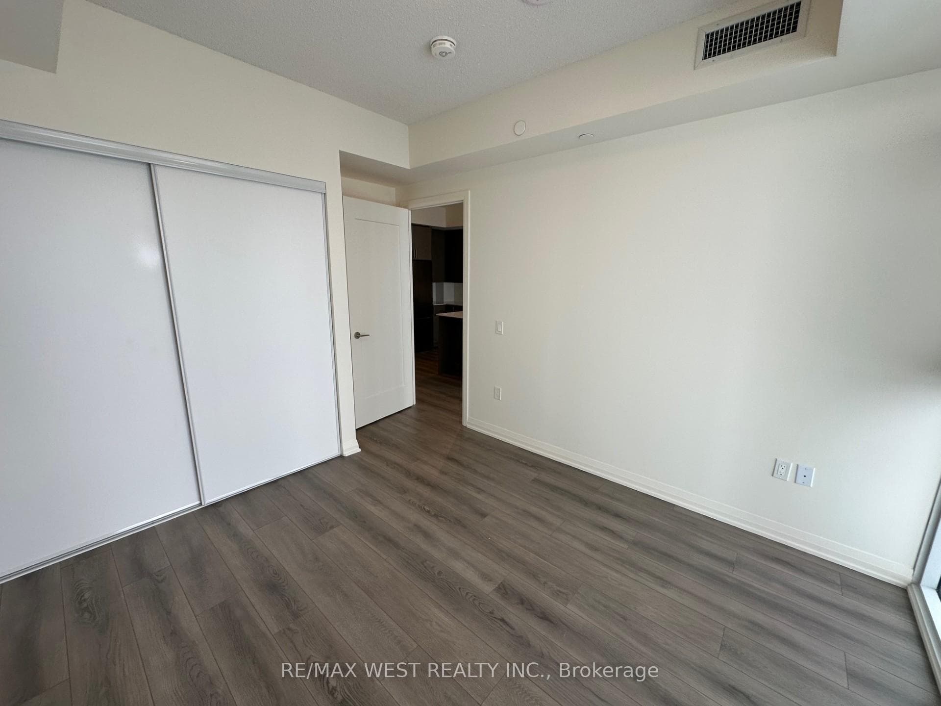 8960 Jane Street Unit 1418 photo 9