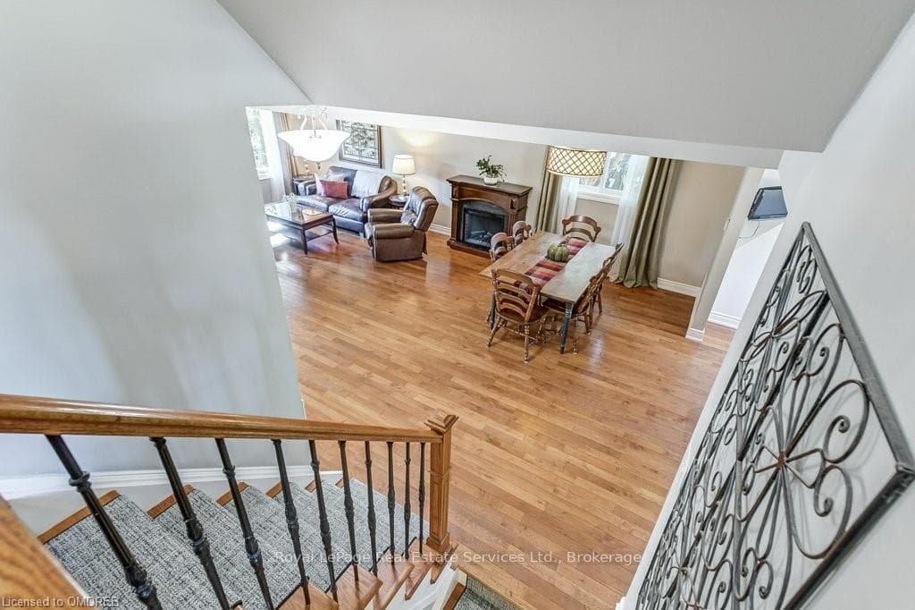2489 YARMOUTH Crescent photo 21