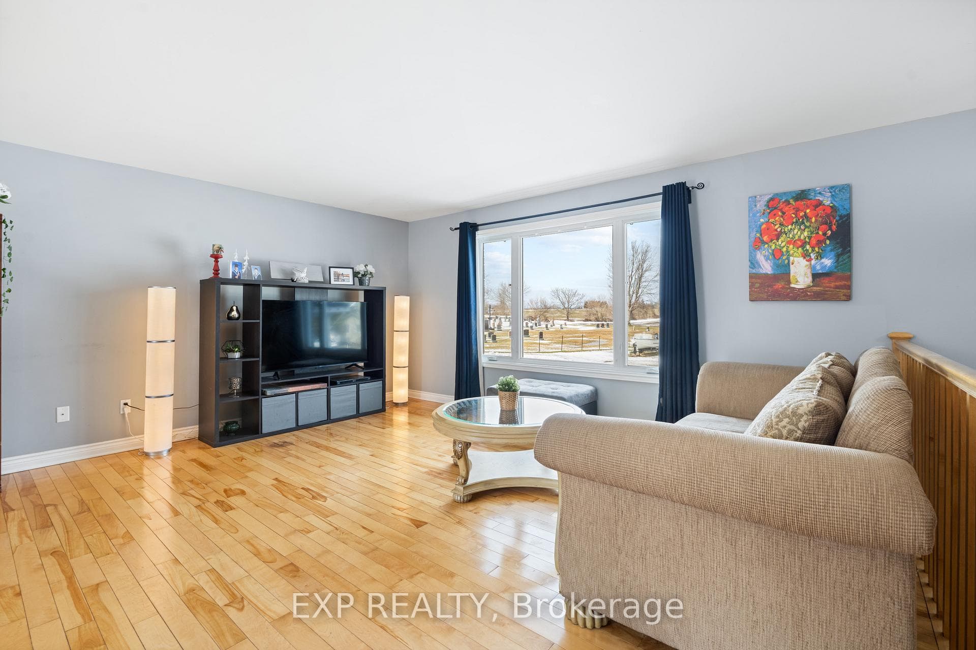 10610 Maple Street photo 3