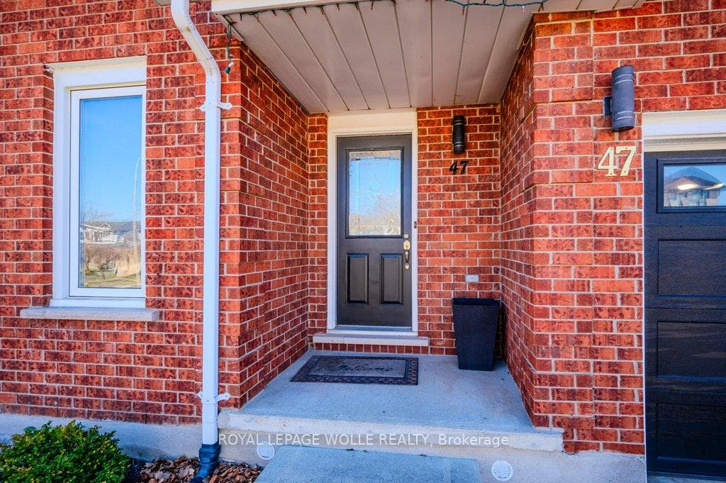47 Sprucedale Crescent photo 2