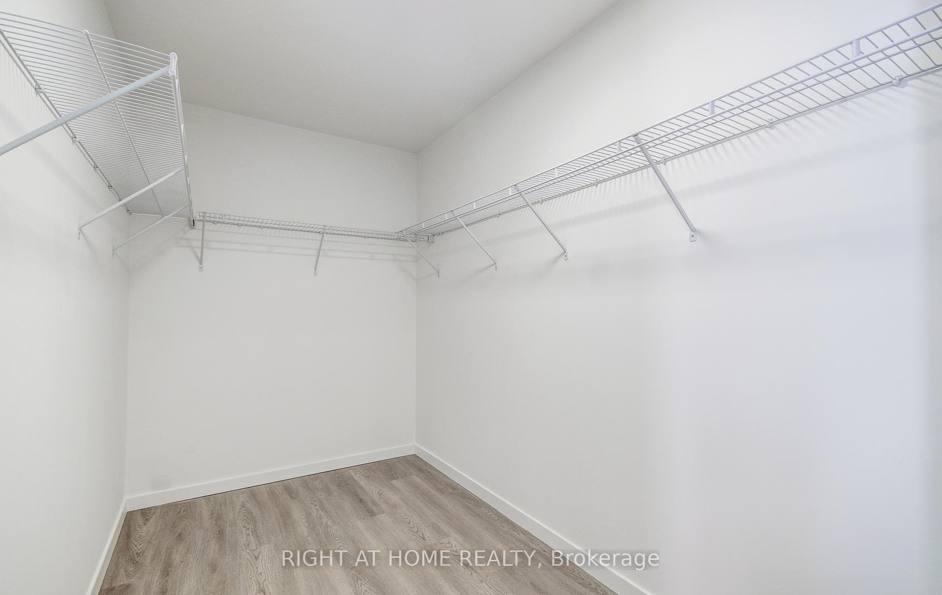 689 The Queensway N/A Unit 304 photo 29