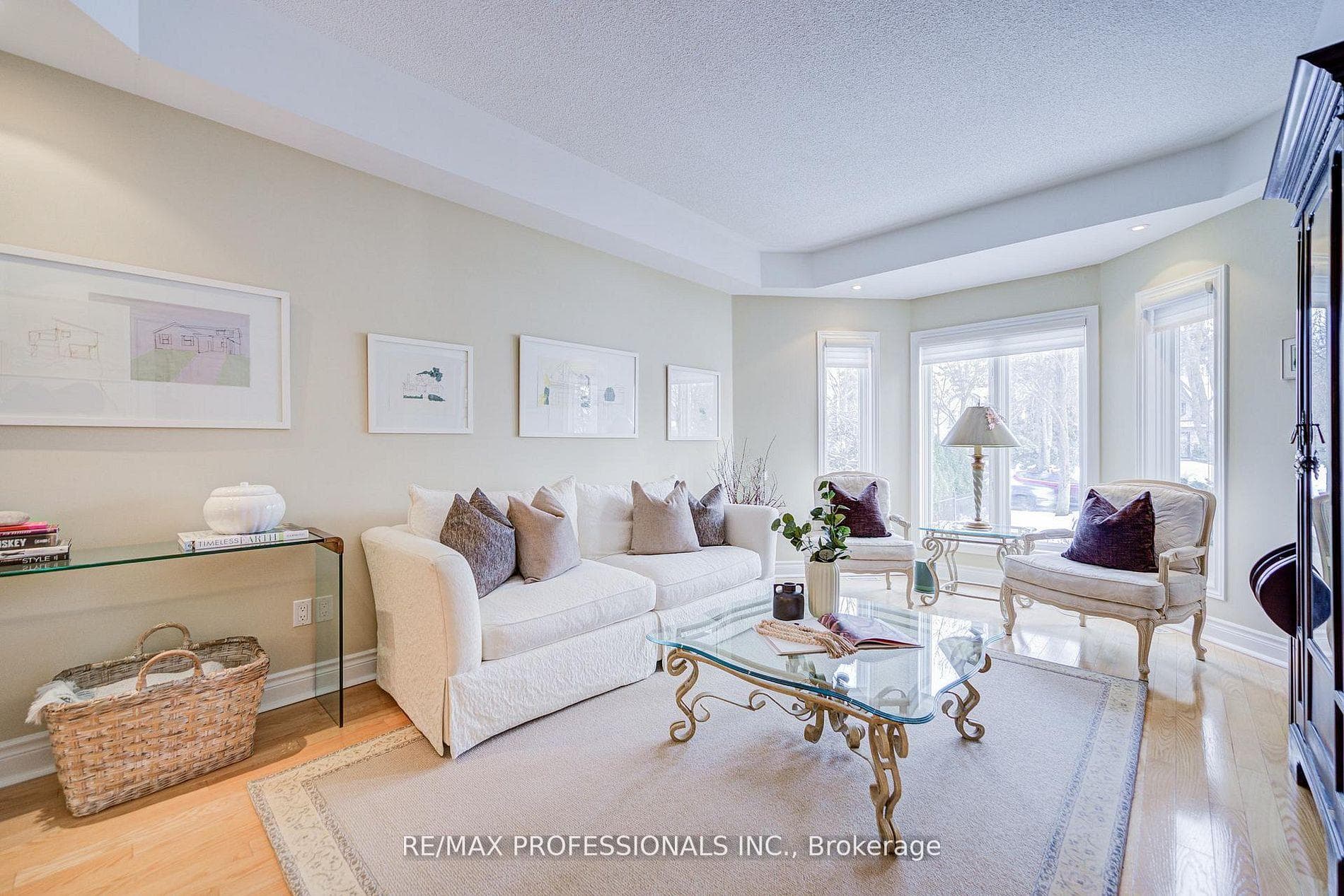 4662 Dundas Street photo 6