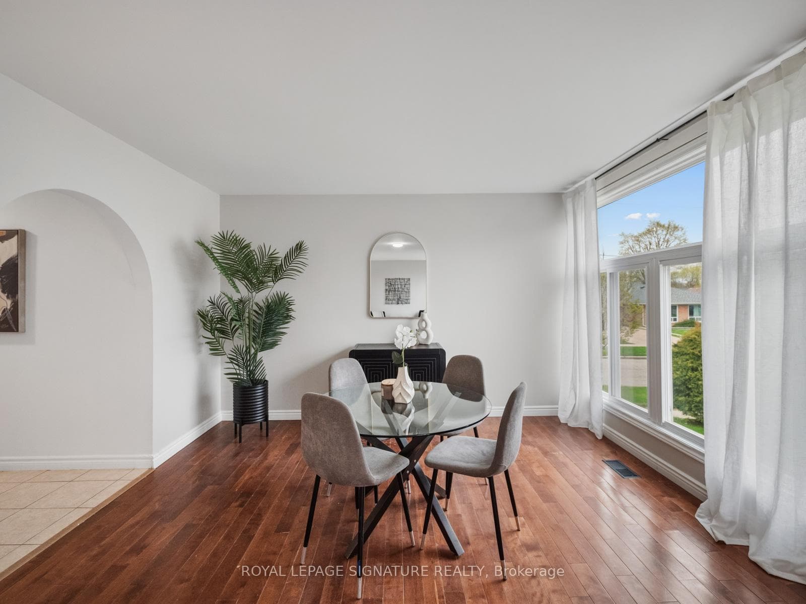 19 Shoreland Crescent photo 5