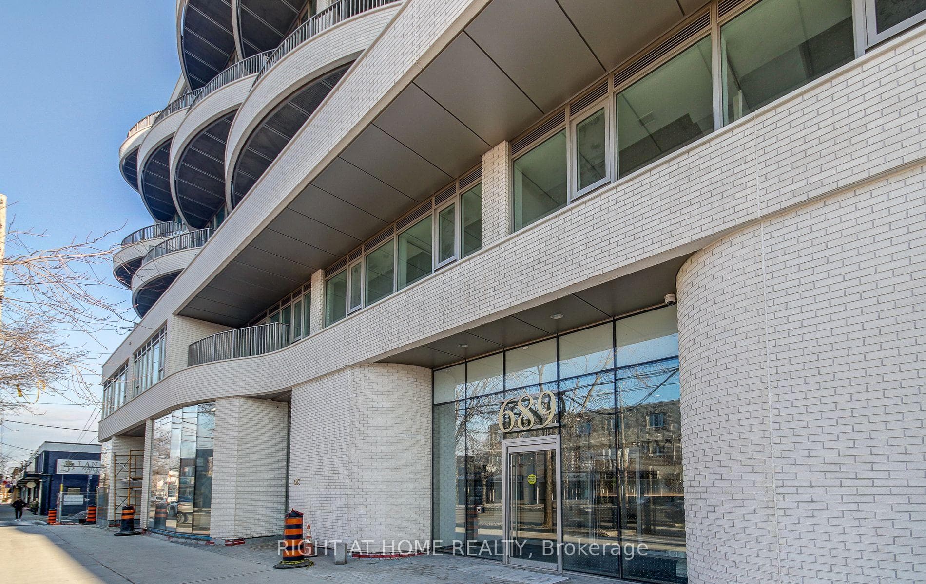 689 The Queensway N/A Unit 304 photo 2