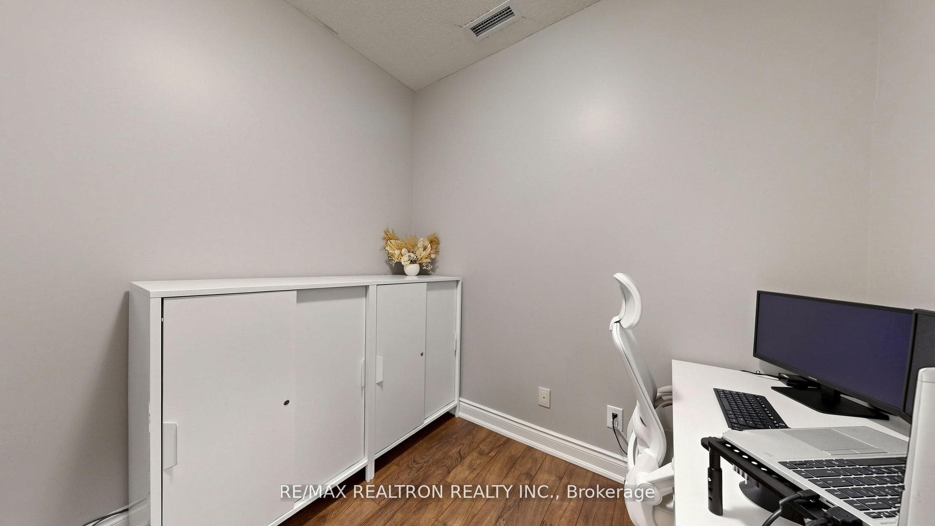 277 South Park Road Unit 203 photo 24