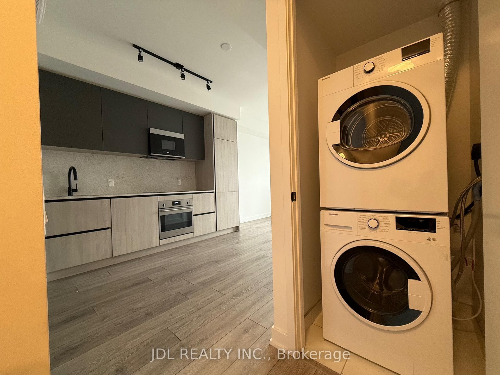 108 PETER Street Unit 3201 photo 4