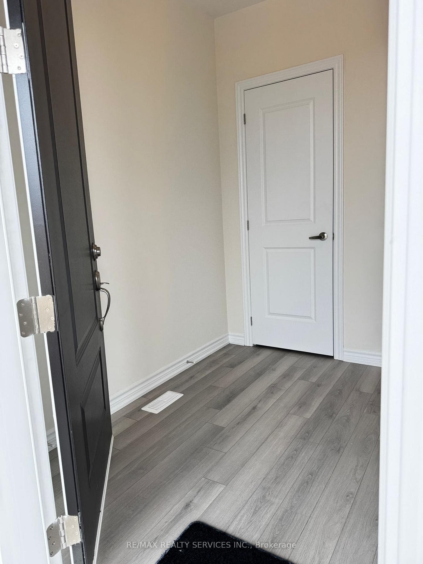 197 Gear Avenue photo 2