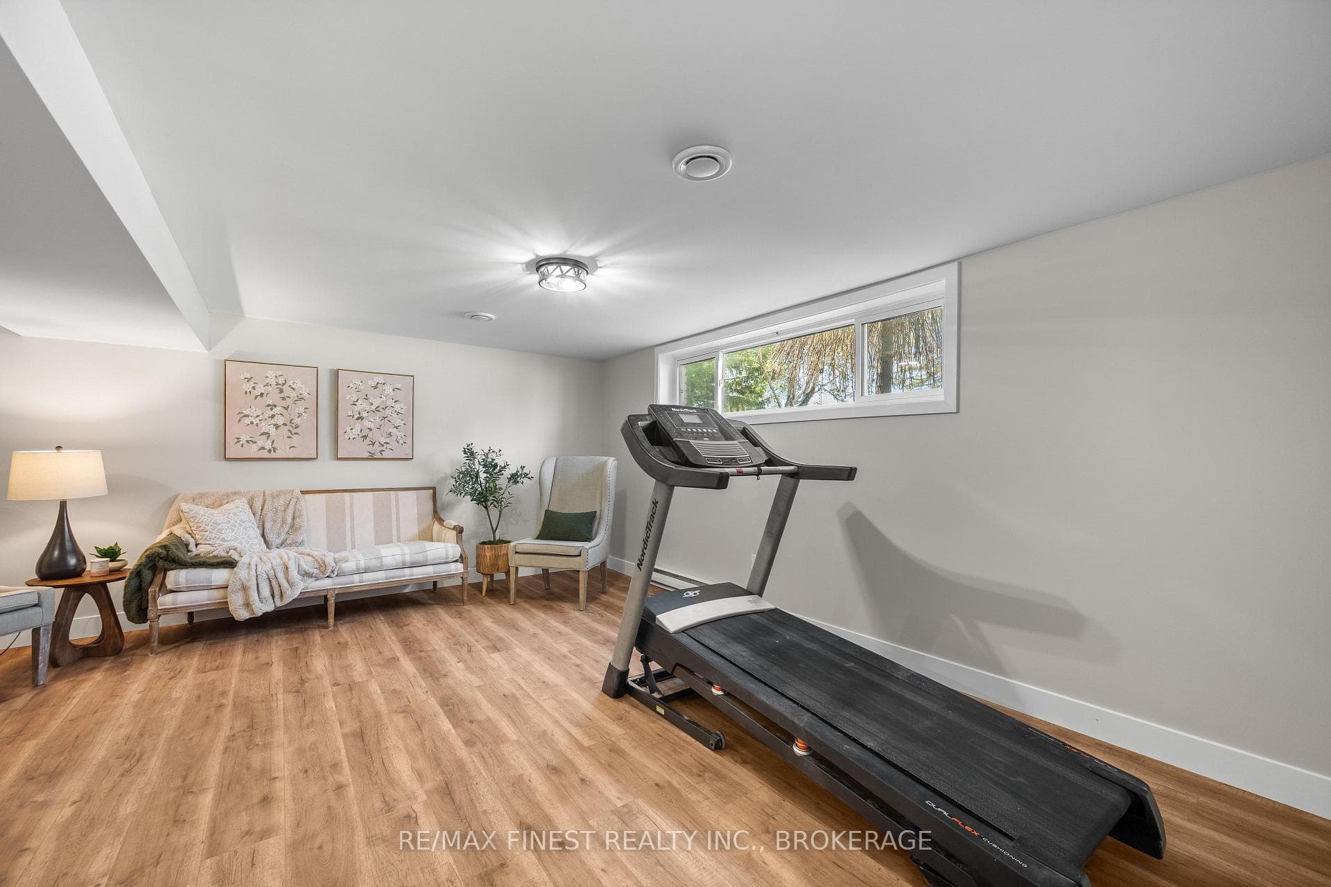 207 Meadow Crescent photo 32