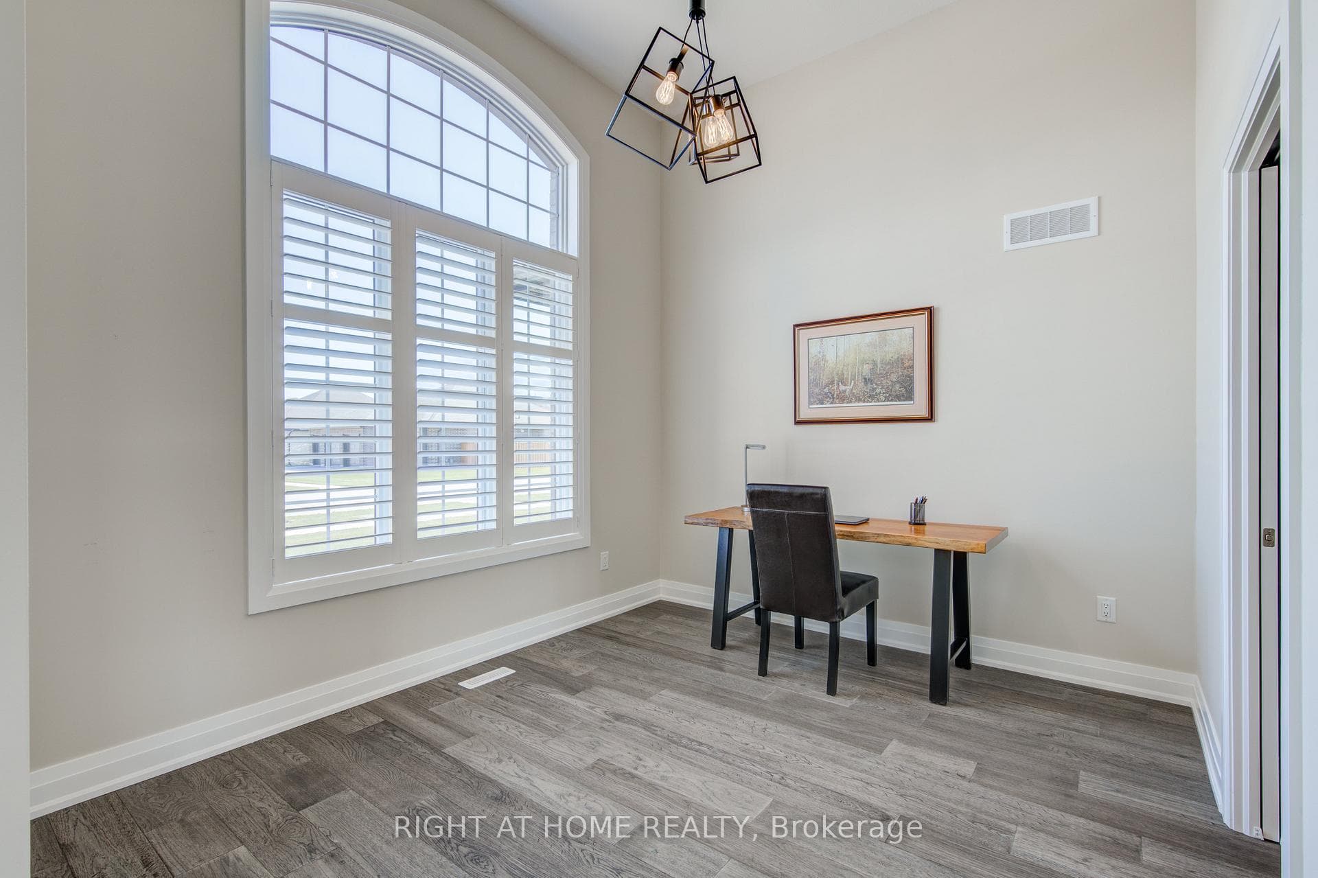 2043 LOCKWOOD Crescent photo 23