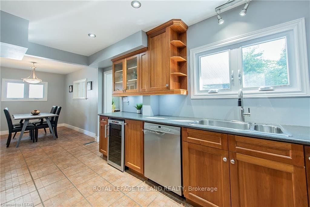 884 WILLIAM Street photo 18