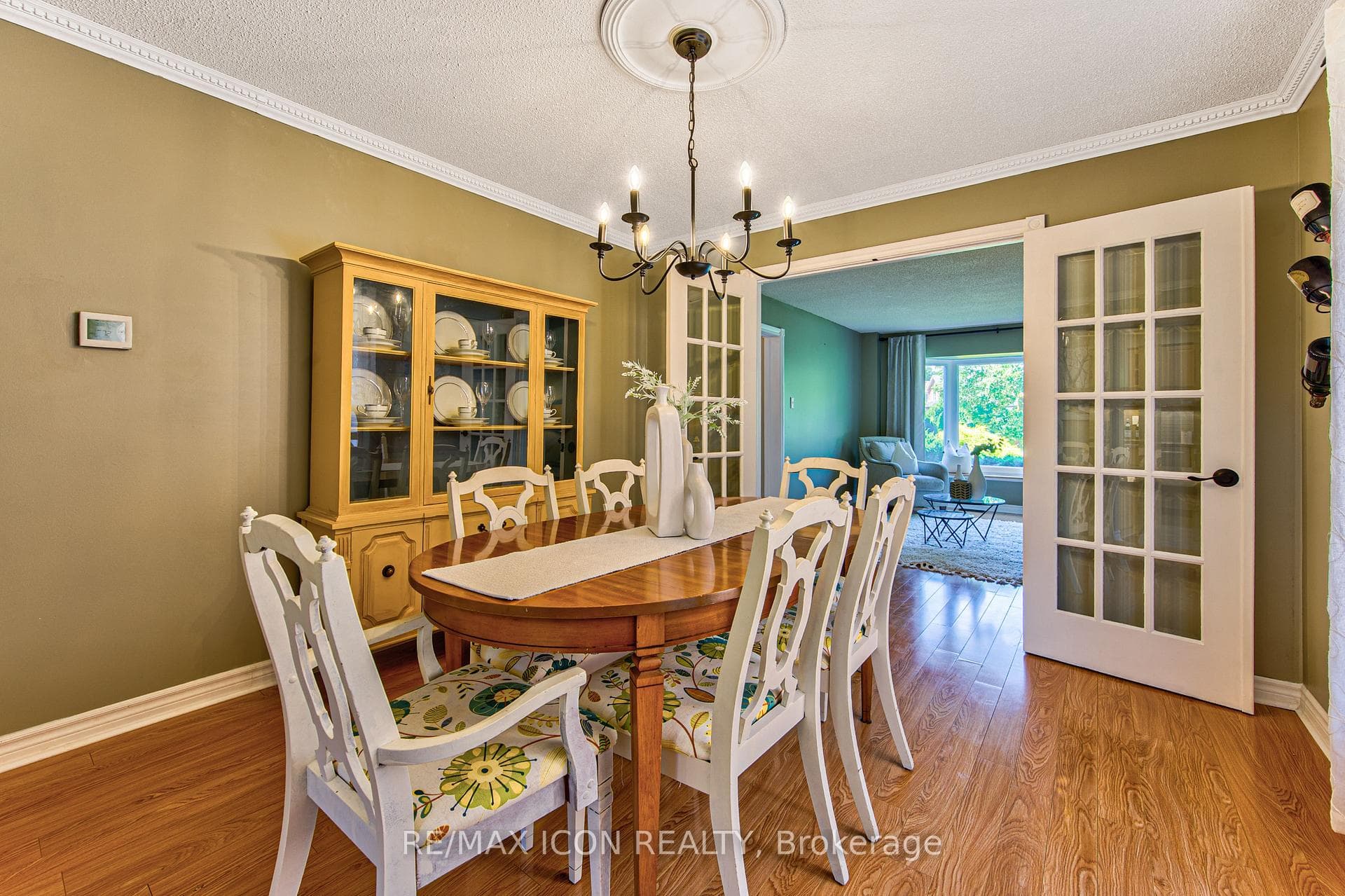 15 Hall Crescent photo 8