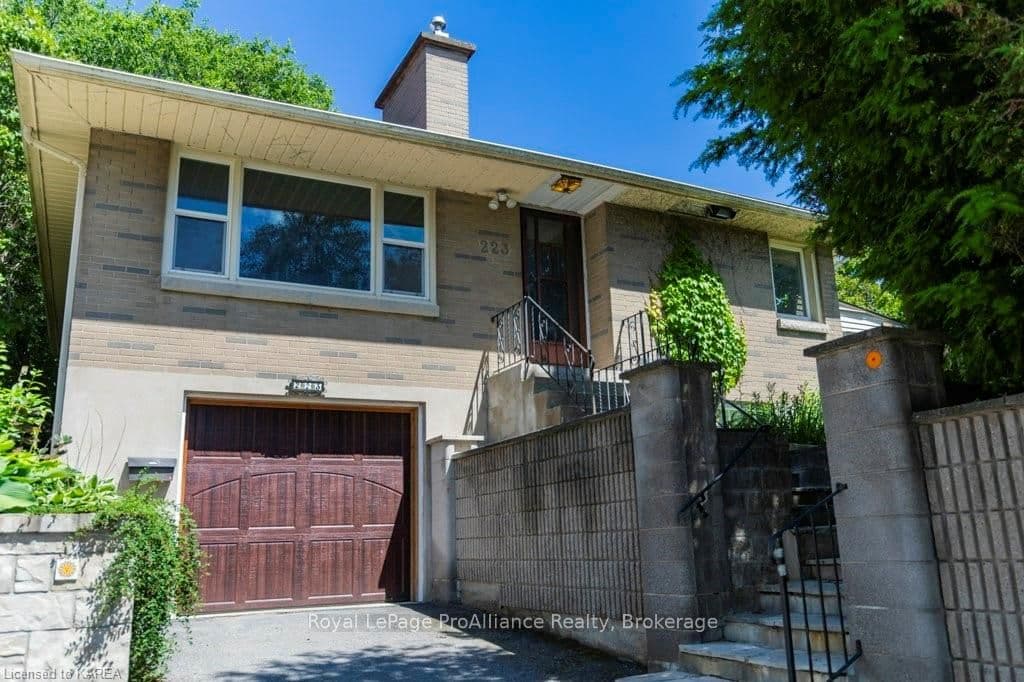 223 YONGE Street photo 1