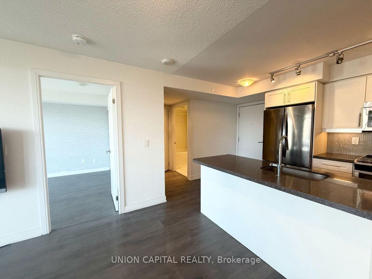 525 Adelaide Street Unit 1008 photo 3