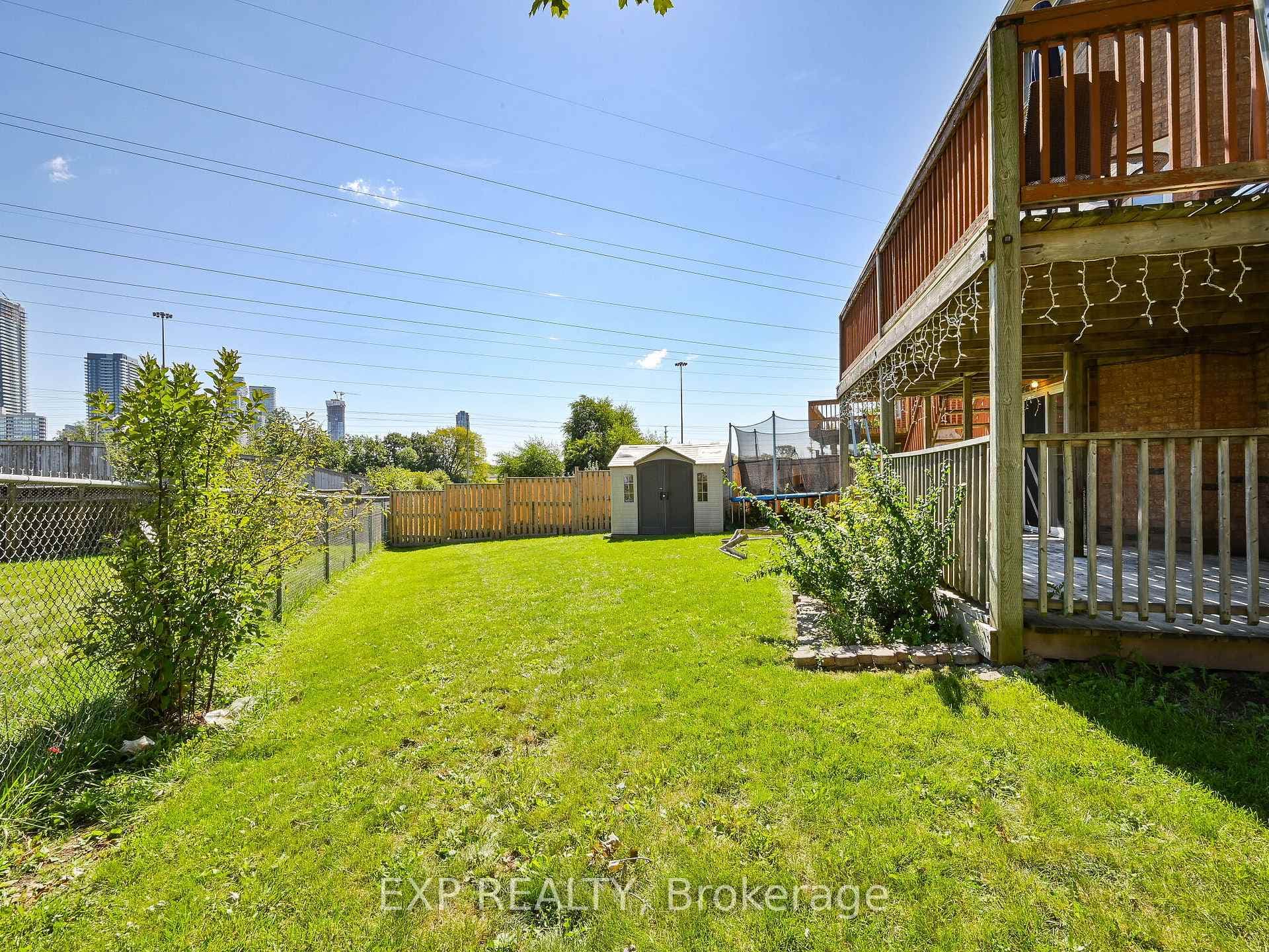 556 Farwell Crescent photo 38