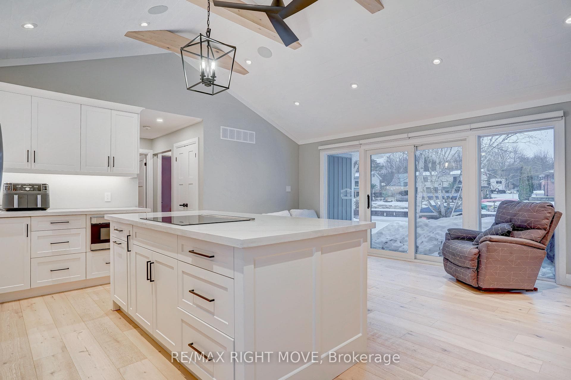 2624 Westshore Crescent photo 5