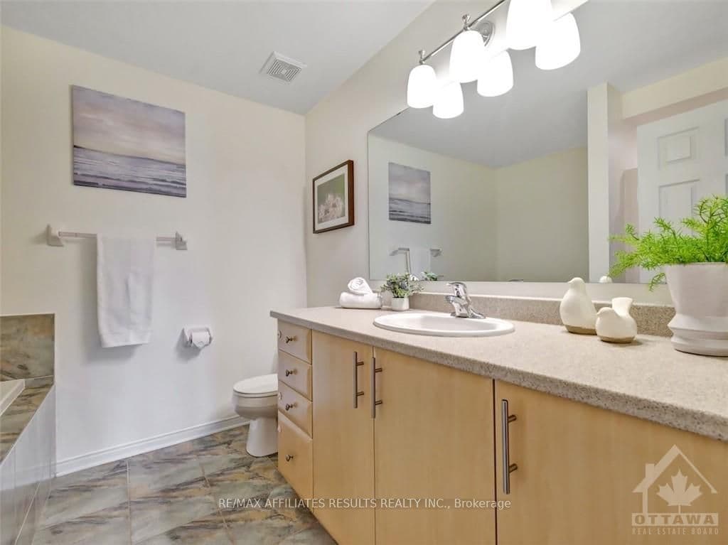 424 ASHBOURNE Crescent photo 22