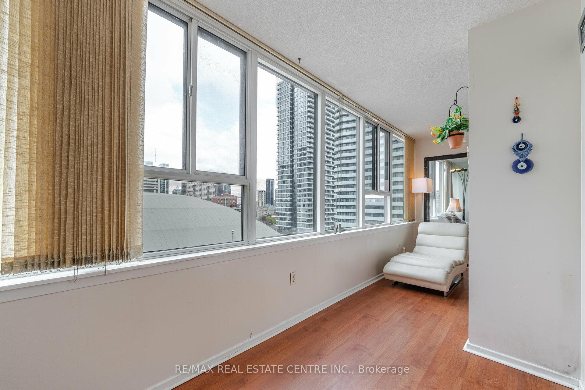 45 Carlton Street Unit 1612 photo 27