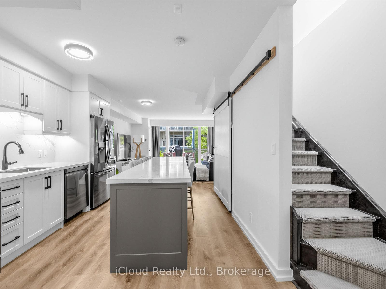 201 Carlaw Avenue Unit 244 photo 3