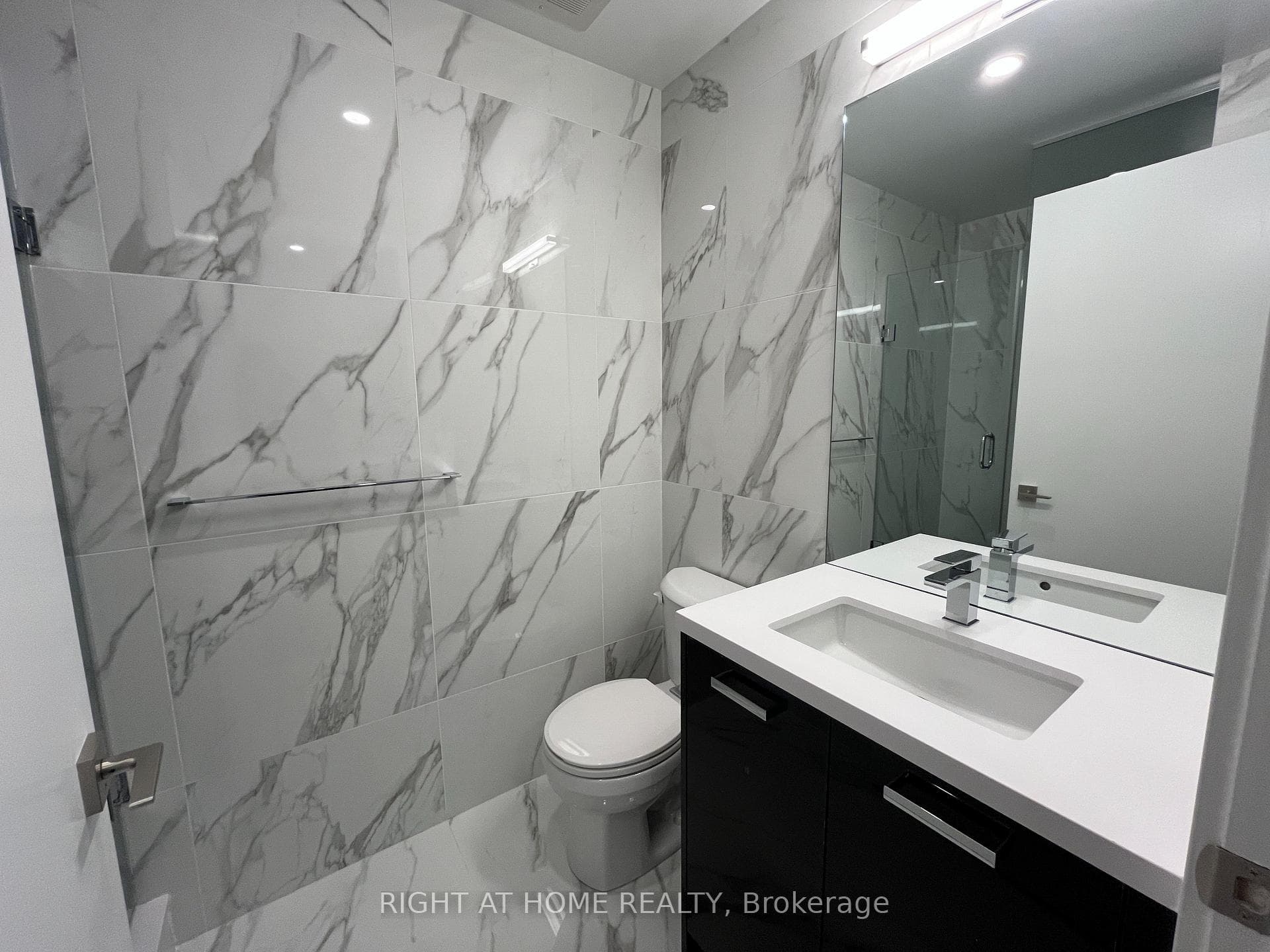 195 McCaul Street Unit 1615 photo 8