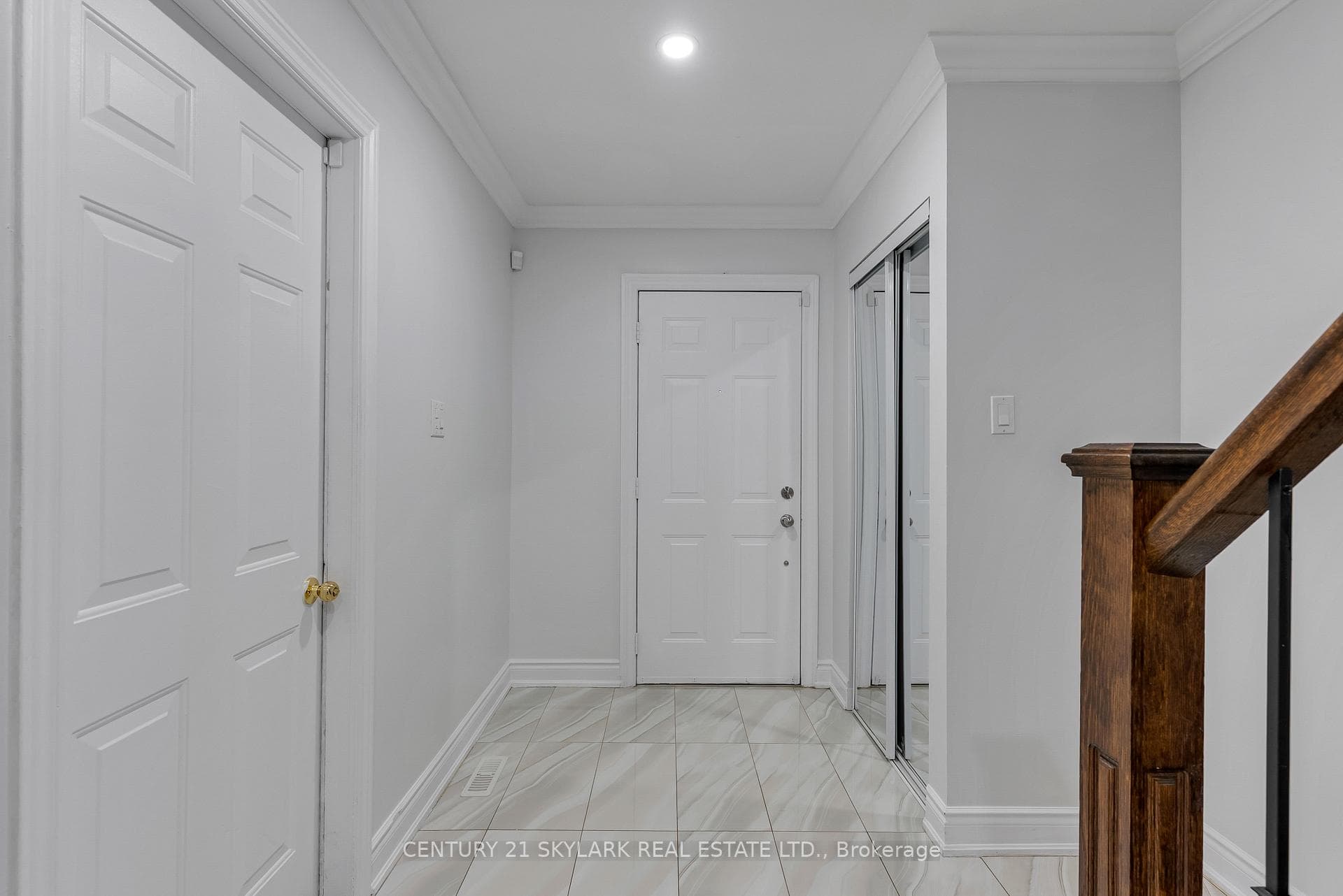 235 Fleetwood Crescent photo 5