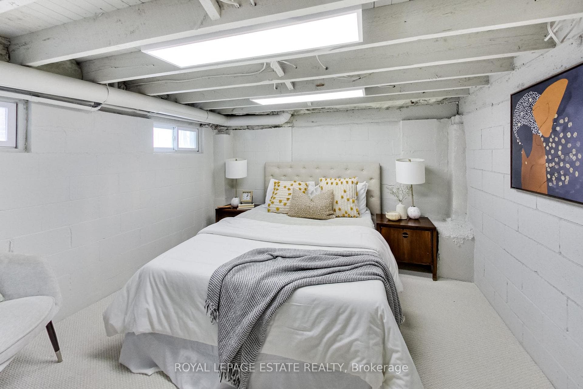 204 Queensdale Avenue photo 22