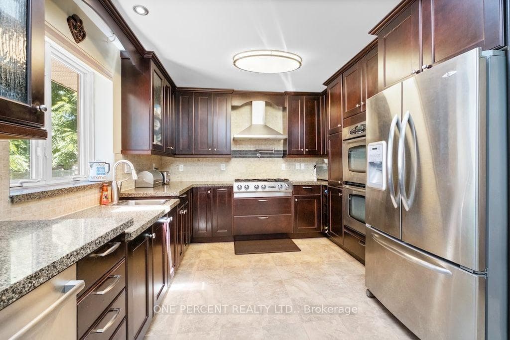583 Stephens Crescent photo 9