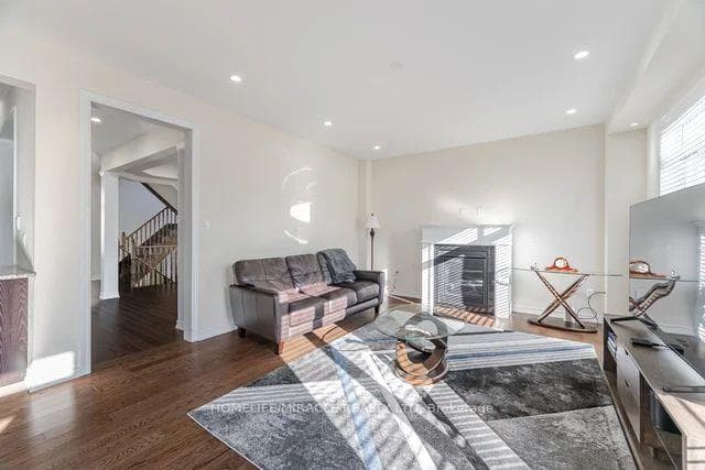 84 Roulette Crescent photo 20