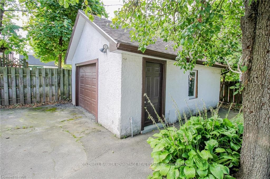 64 WHITE Avenue photo 36