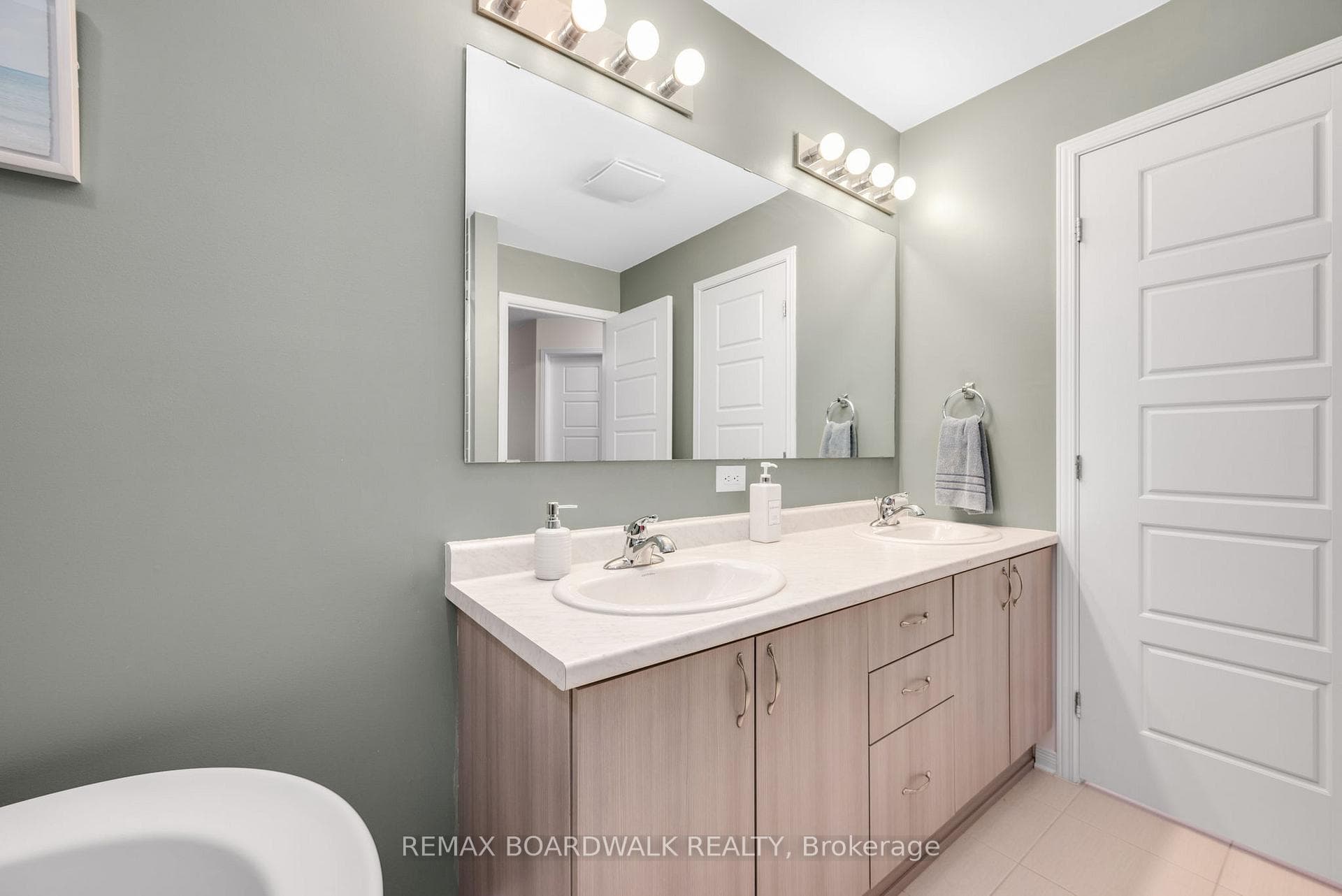 302 Haliburton Heights photo 38