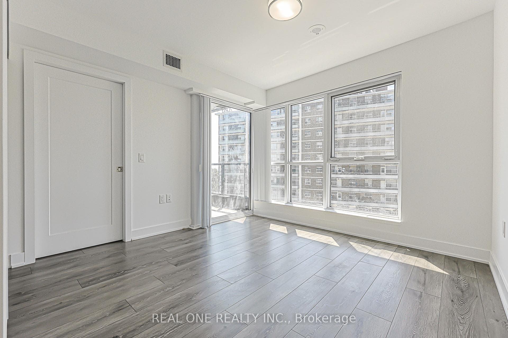 585 Bloor St East Street Unit 821 photo 24