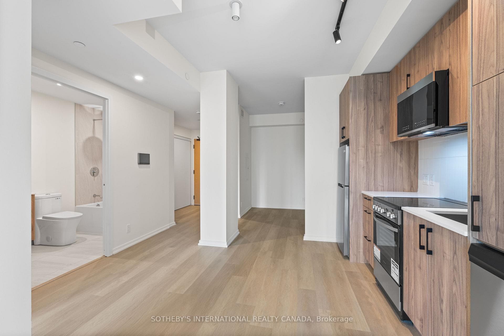 109 Erskine Avenue Unit 403 photo 8