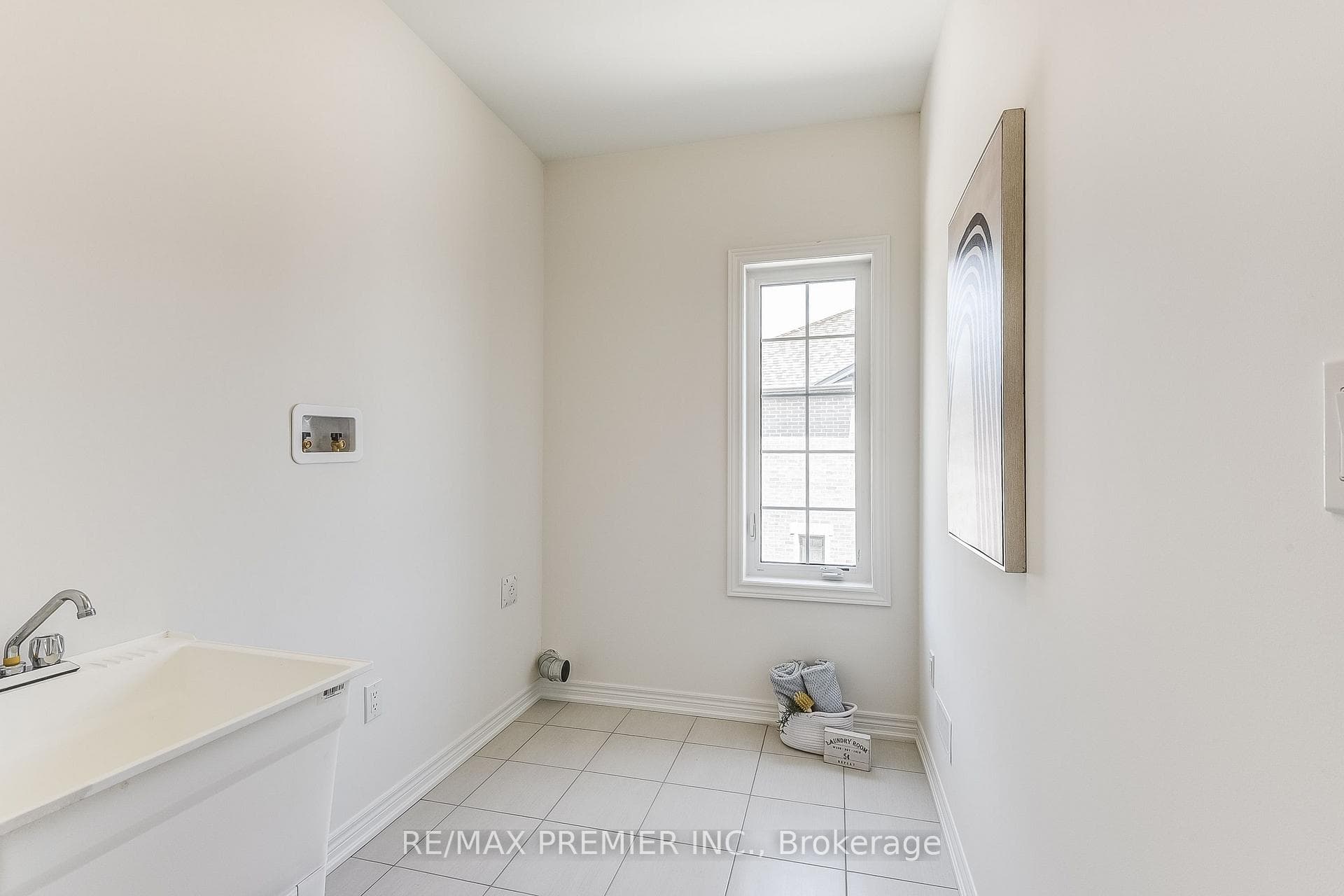 1220 Talisman Manor photo 37