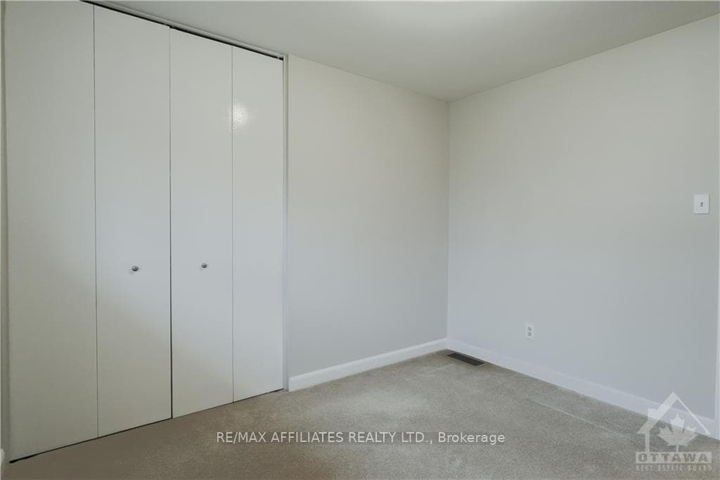 1321 RIDEOUT Crescent photo 14