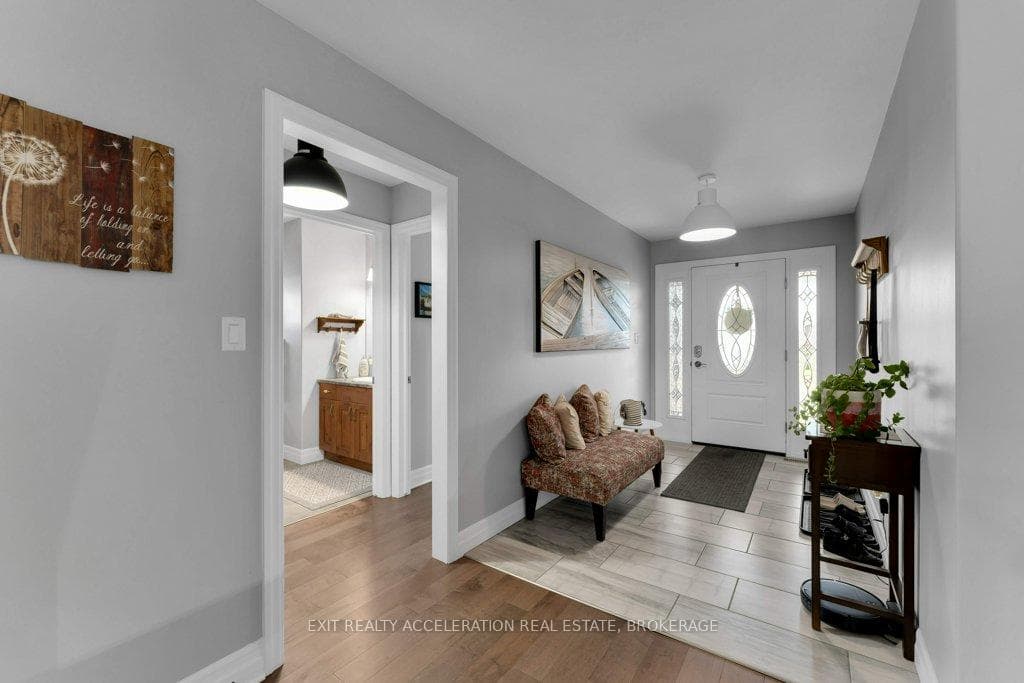 86 Hartwood Crescent photo 4