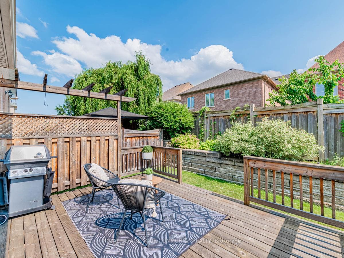 201 Queen Filomena Avenue photo 35