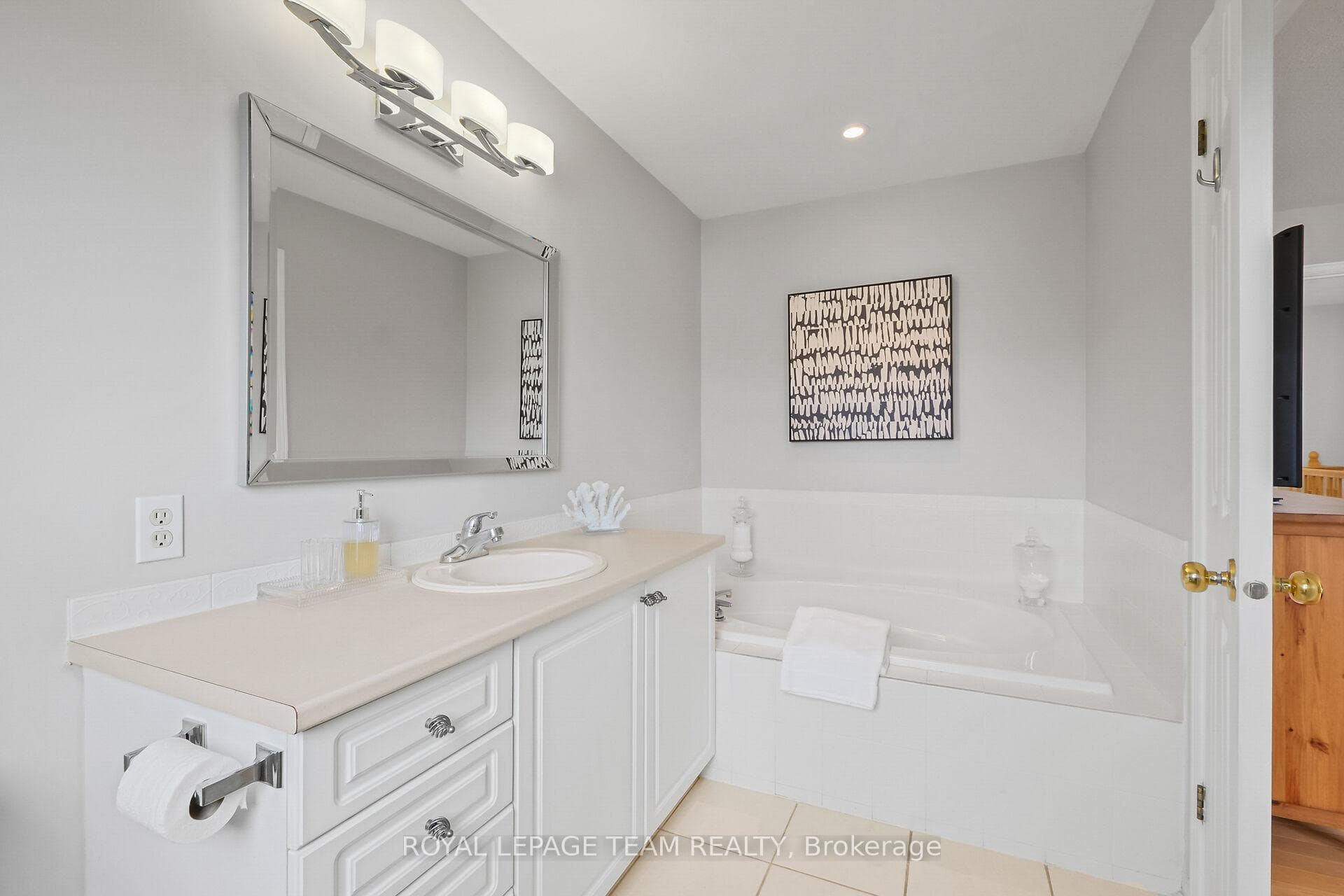 2072 Dunollie Crescent photo 28