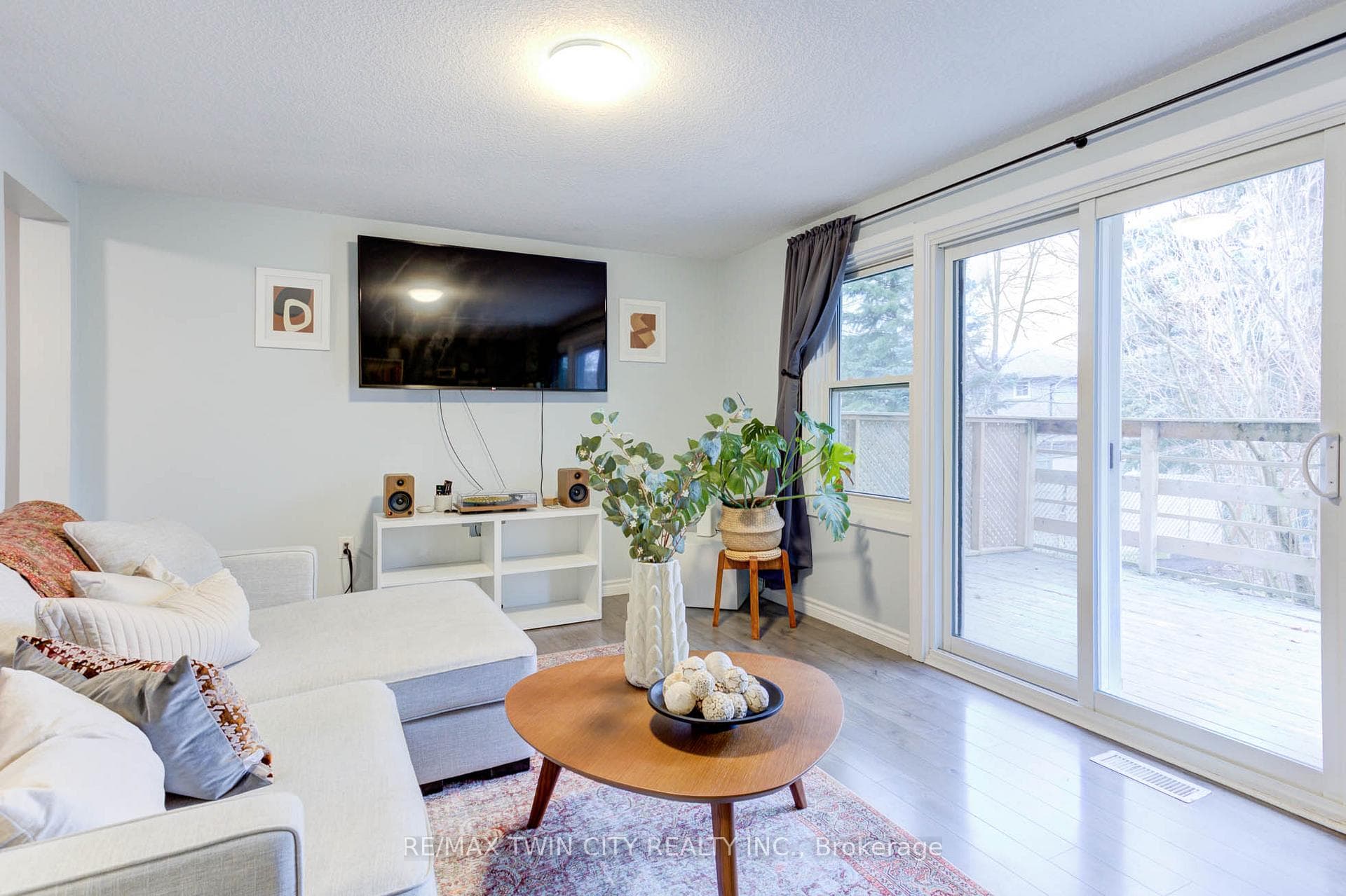 416 BAIRSTOW Crescent Unit A photo 3
