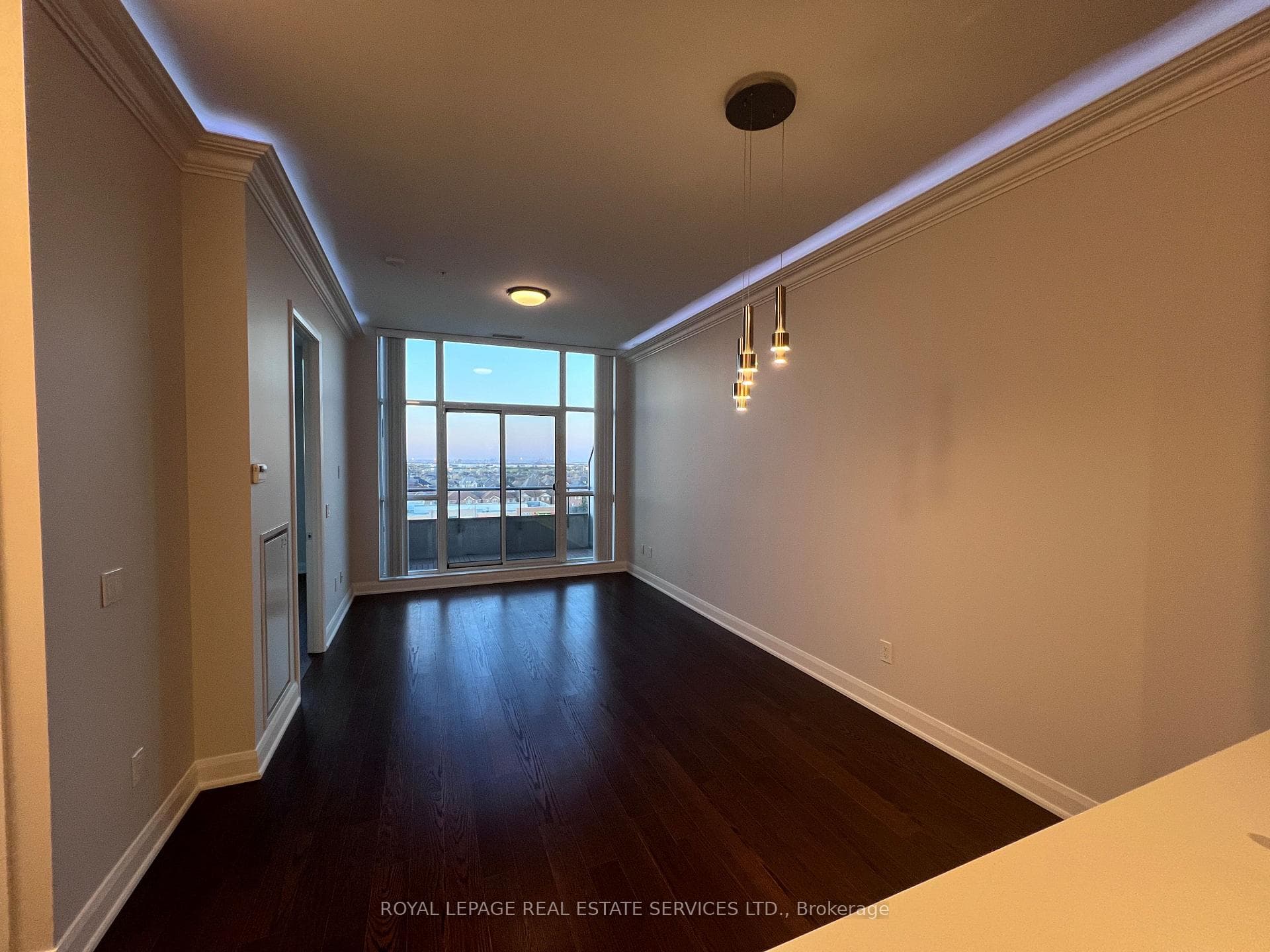Bright & Inviting Living Room w/LED-lit Moldings