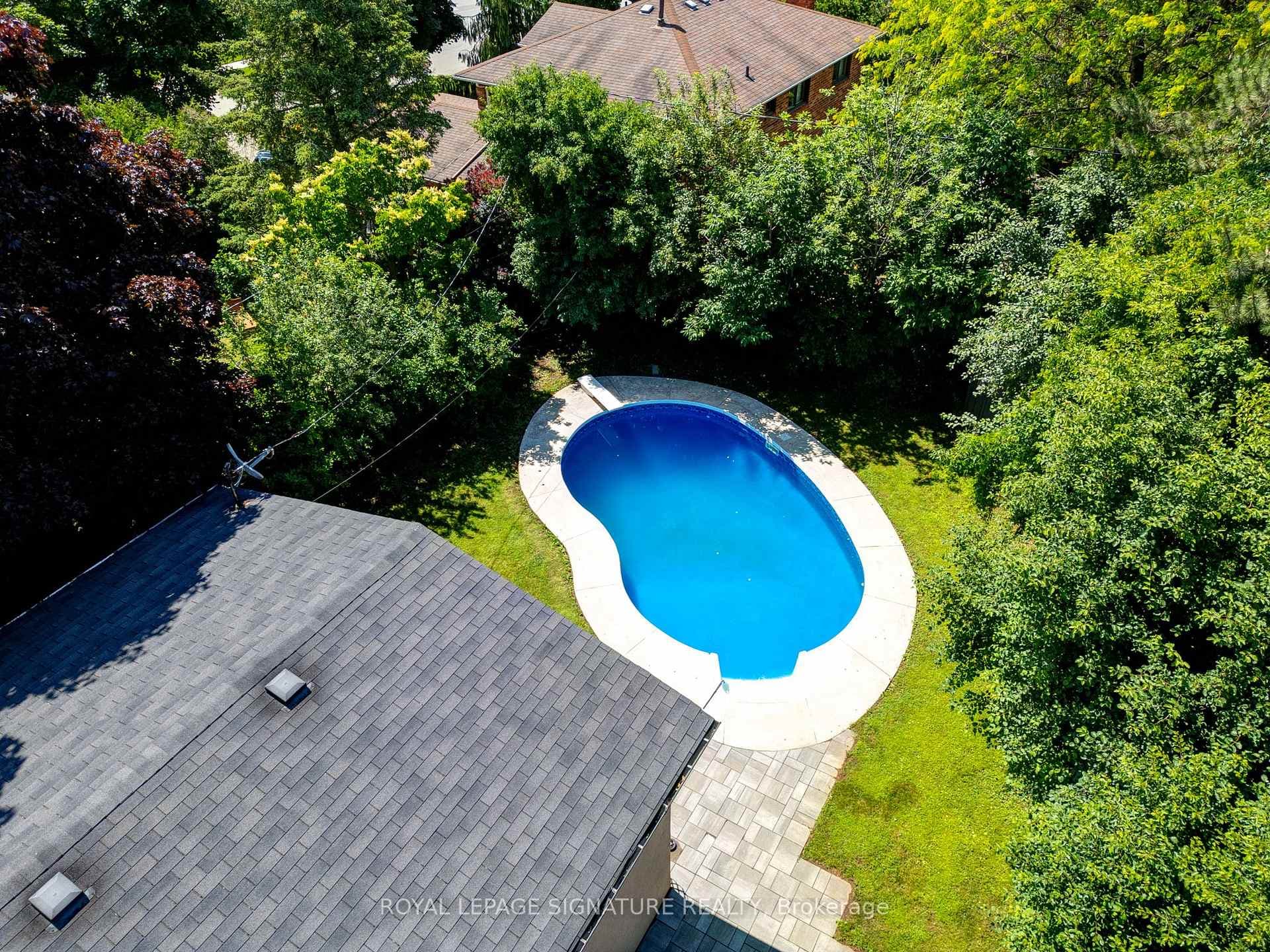 1306 Langdale Crescent photo 33