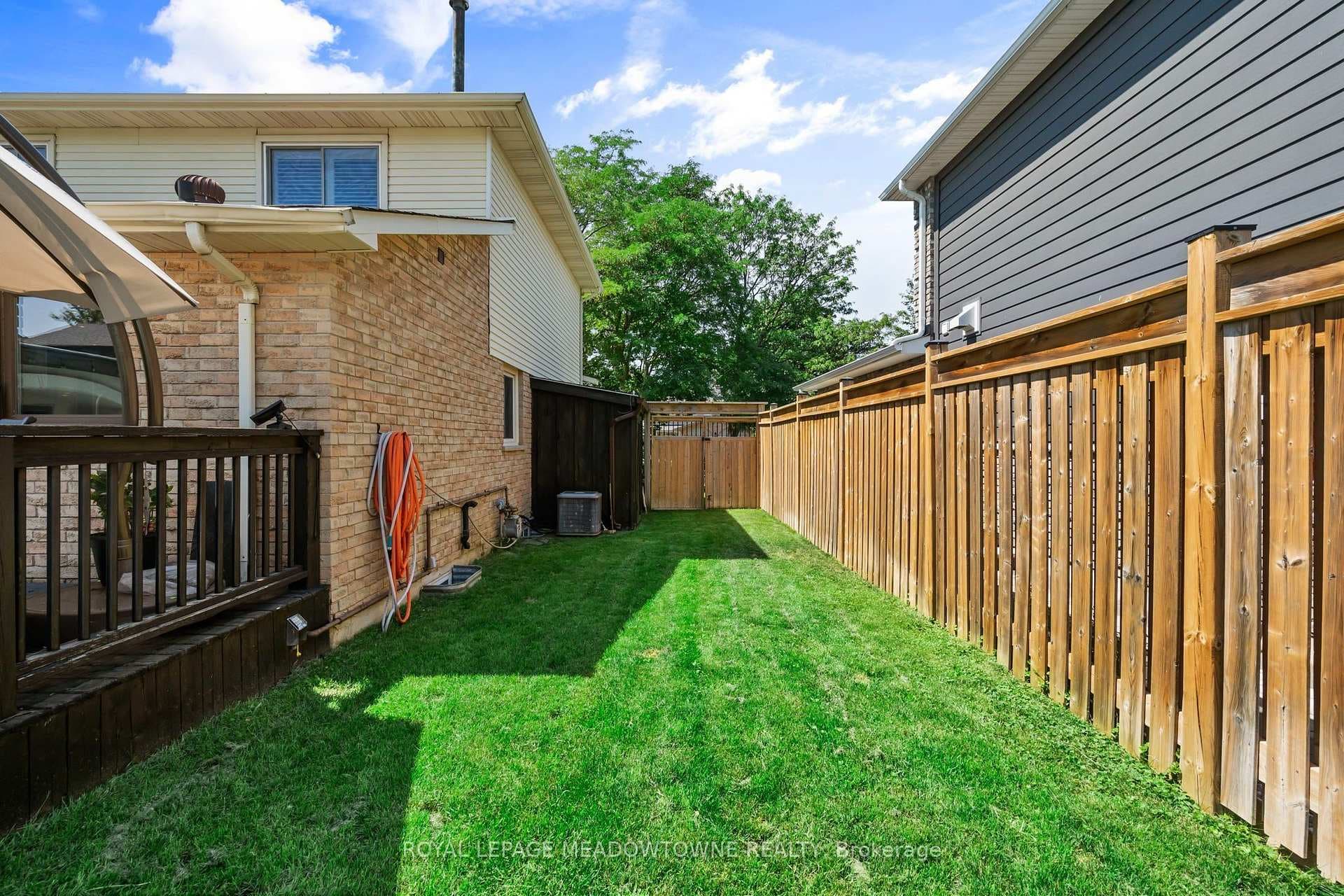 608 Moorelands Crescent photo 6