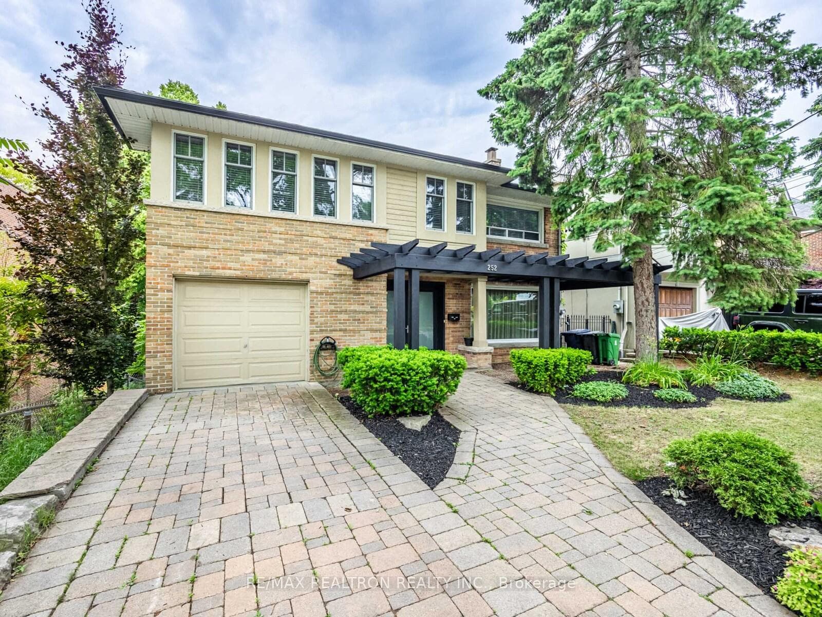 252 Ellis Avenue photo 1