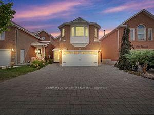 1056 Charminster Crescent photo 1