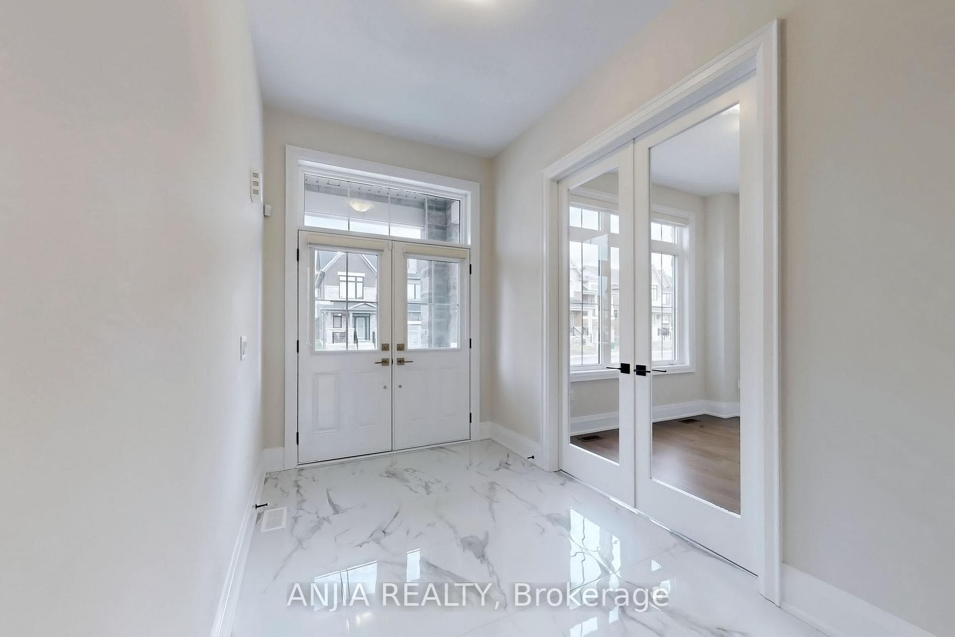 86 Angus Morton Crescent photo 3