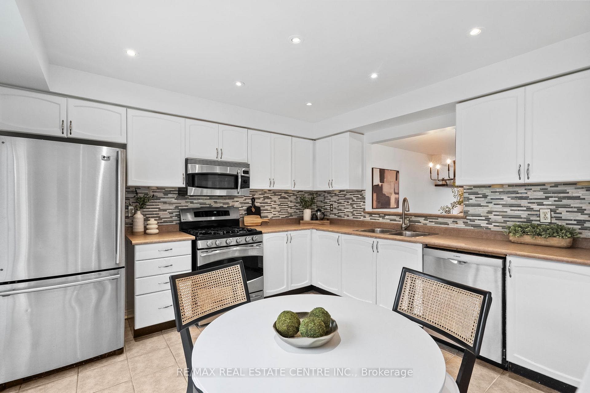 527 Ravenstone Court photo 17