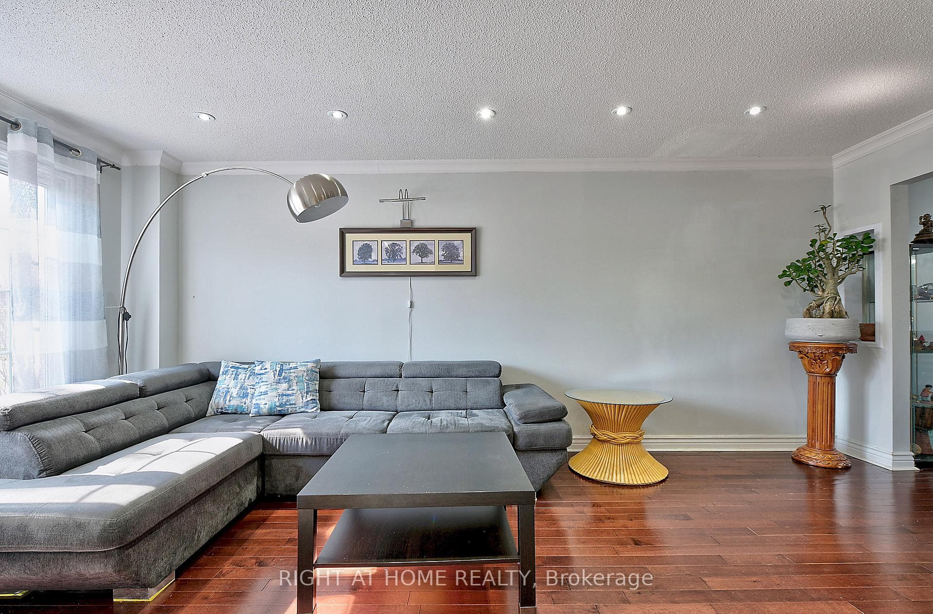 224 Ridgefield Crescent photo 4