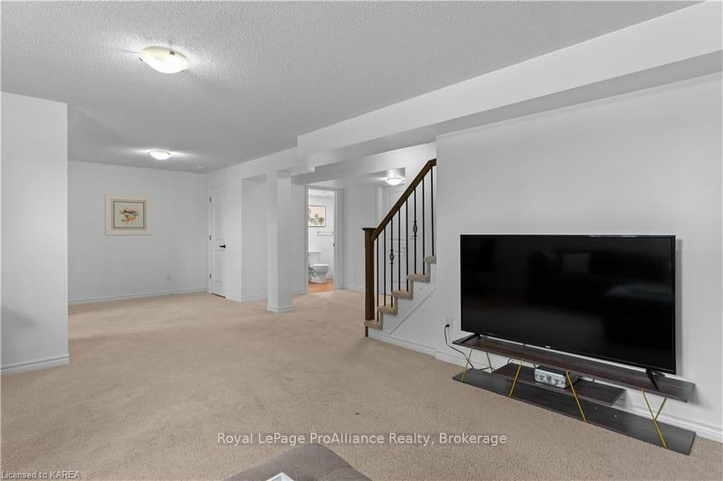 565 SAVANNAH Court photo 37