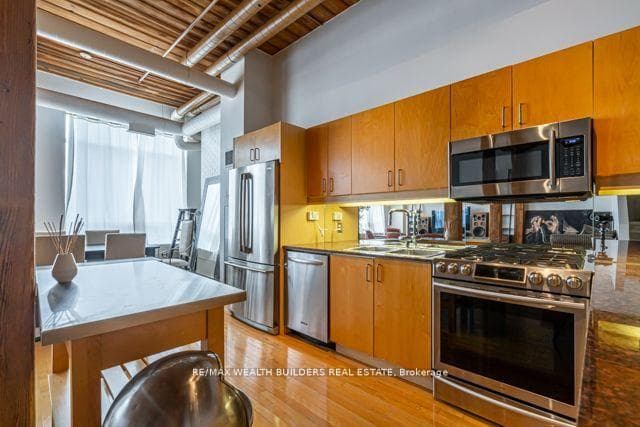 993 Queen Street Unit 417 photo 10
